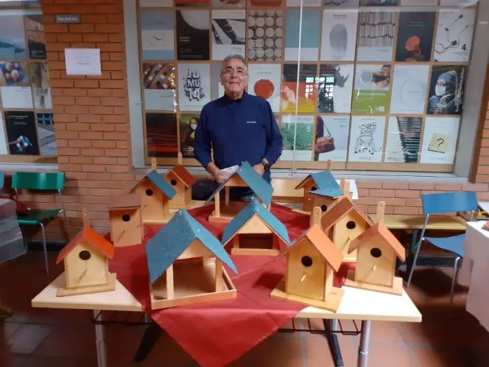 Weihnachtsbasar Deutsche Schule Thessaloniki Panagiotis mit seinem Vogelhäuschen 