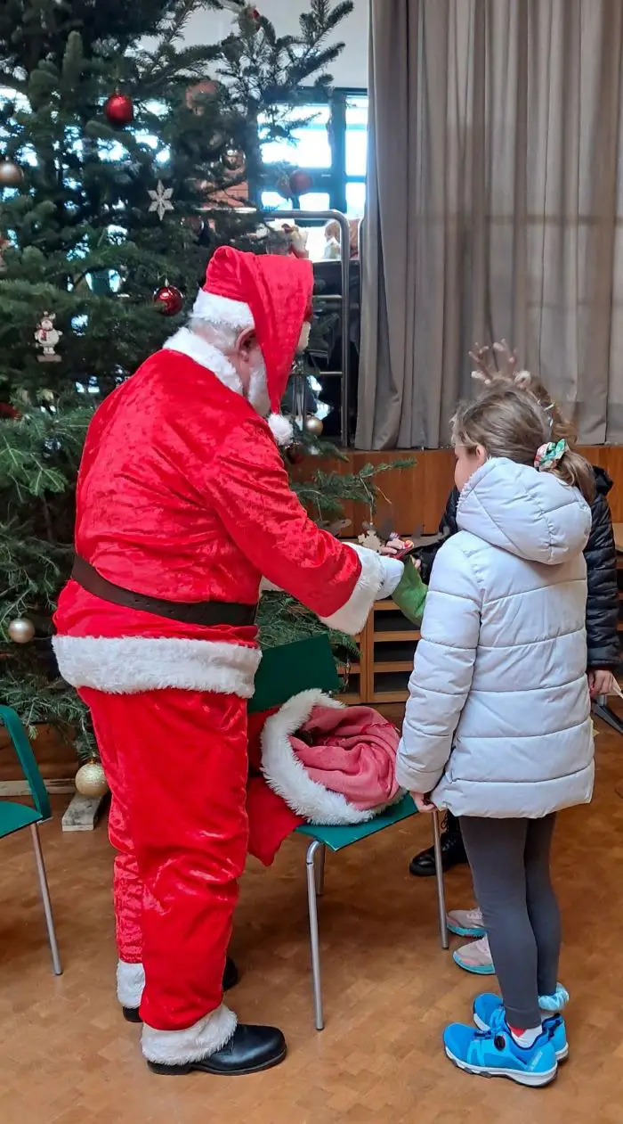 Weihnachtsbasar der Deutschen Schule Thessaloniki Weihnachtsmann bei der Bescherung 