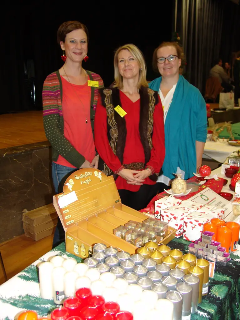 In Weihnachtsstimmung waren auch diese drei Damen: Beim Verkauf von Duftkerzen hatten sie außerdem alle Hände voll zu tun.