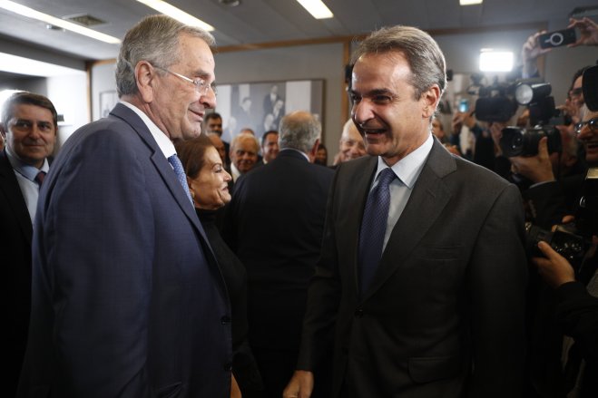 Unser Foto (© Eurokinissi) entstand Ende Oktober, es zeigt Ministerpräsident Kyriakos Mitsotakis (r.) und seinen Vorgänger Antonis Samaras (l.). 