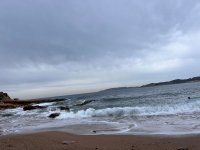 Der graue Himmel geht in die zweite Runde, wie auf unserem Foto vom Strand bei Vouliagmeni (Griechenland Zeitung / Anny Schmidt).