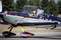 Spektakuläre Airshow mit klassischen und modernen Fluggeräten