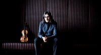 Der Violinist Leonidas Kavakos spielt Werke von Johann Sebastian Bach (Foto: © Marco Borggreve).