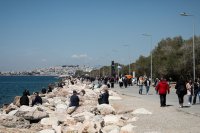 Das Wetter zum Jahreswende eignet sich bestens für einen Strandspaziergang. (Unser Archivfoto, © Eurokinissi, zeigt den Strand von Faliro im Süden Athens)