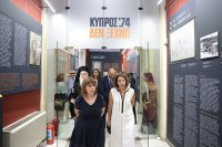 Unser Archivoto (© eurokinissi) zeigt Staatspräsidentin Katerina Sakellaropoulou während der Besichtigung der Ausstellung. 