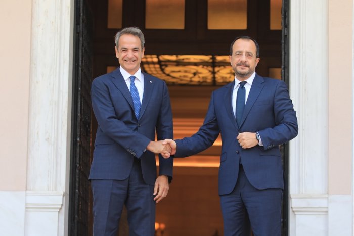 Unser Foto (© Eurokinissi) entstand während eines Treffens zwischen Premierminister Kyriakos Mitsotakis und Zypernpräsident Nikos Christodoulidis.