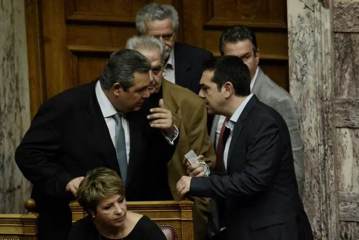 Weiteres Sparpaket in Griechenland verabschiedet – Regierung geschwächt