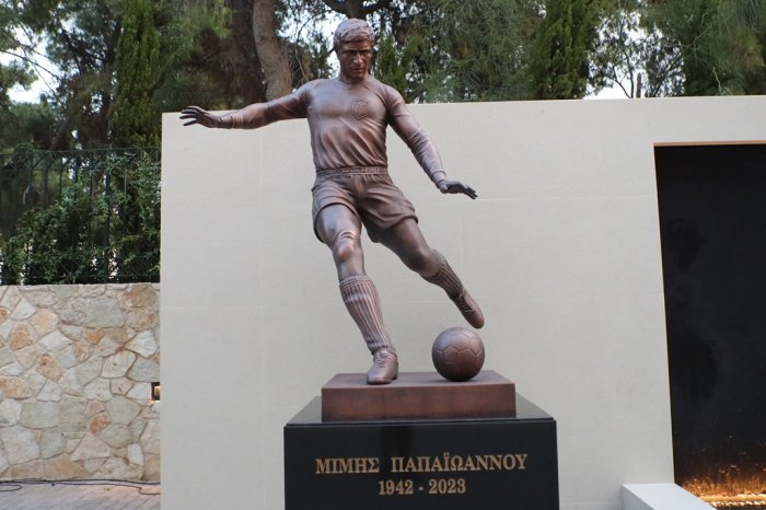 Unser Foto (© Eurokinissi) zeigt die Statue von Mimis Papaioannou vor dem AEK-Stadion.