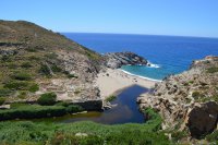 Der perfekte Ort für das heutige Wetter (© GZ / Jan Hübel): ein ruhiger Strand auf der Insel Ikaria in der östlichen Ägäis.