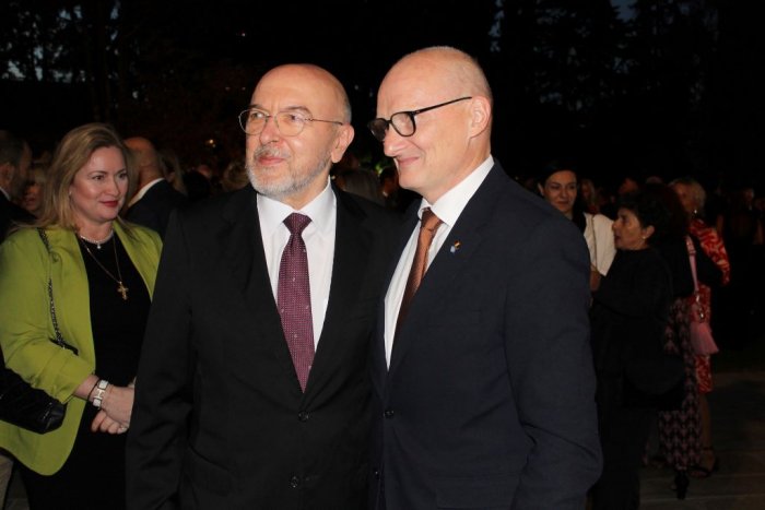 Botschafter Andreas Kindl (r.) konnte auch den Staatssekretär im Außenministerium Kostas Frangojannis begrüßen. (Foto: db athen)