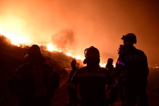 Unser Foto (© Eurokinissi) entstand während des Waldbrandes in Nord-Ost-Attika am 11. und 12. August.