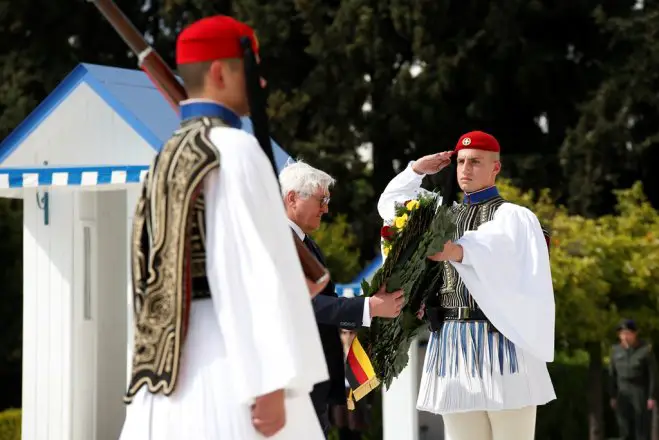 Unser Archivfoto (© Eurokinissi) entstand während eines früheren Besuches des deutschen Bundespräsidenten Frank-Walter Steinmeier in Athen.