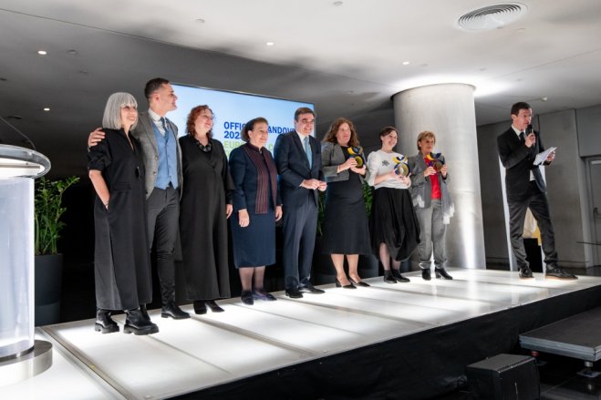 Die Stellvertreter*innen der sechs Kulturhauptstädte Europas 2022 und 2023 mit der griechischen Kulturministerin Lina Mendoni und dem Vizepräsidenten der EU-Kommission Margaritis Schinas. 