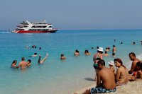 Unser Foto (© eurokinissi/Archiv) zeigt einen Strand auf der Ionischen Insel Lefkada.