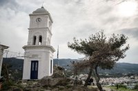 Unser Archivfoto (© GZ / Pia Bockermann) zeigt den Uhrturm auf Poros im Saronischen Golf.