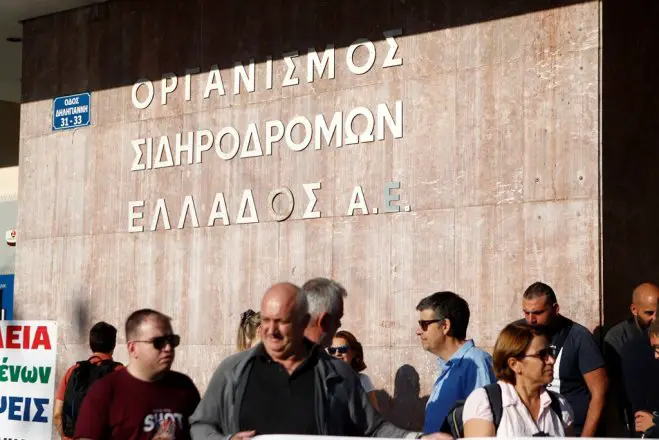 Unser Foto (© Eurokinissi) entstand am Donnerstag (26.9.) vor der Eisenbahnzentrale in Athen.