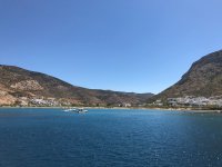 Das Foto (© GZ / Leonie Meyer) zeigt den Hafenort Kamares der Ägäisinsel Sifnos.