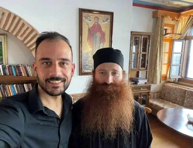 Das  Foto (© Griechenland Zeitung / ri) zeigt den Mönch Alexios zusammen mit unserem Autor Raphael Irmer.