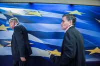 Unser Archivfoto (© Eurokinissi) zeigt den Vorsitzenden des ESM Klaus Regling (l.) und den griechischen Finanzminister Evklidis Tsakalotos Mitte Juni 2018.