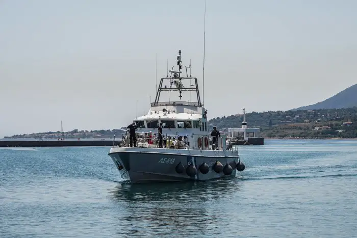 Unser Archivfoto (© Eurokinissi) zeigt ein Schiff der Küstenwache bei der Rettung von Flüchtlingen im Jahr 2022.