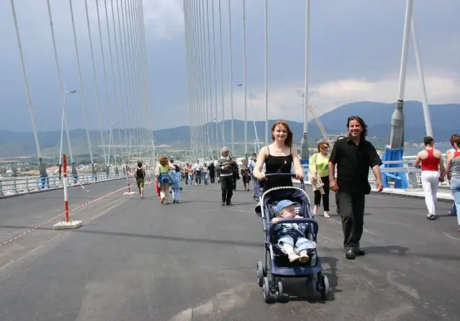 Unser Archivfoto (© Eurokinissi) entstand auf der Brücke, die Rion (auf der Peloponnes) mit Antirrion (auf dem Festland) verbindet. 