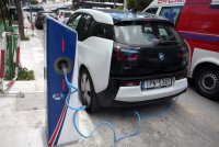 Foto (© Eurokinissi): Die Griechen stehen der Elektromobilität aufgeschlossen gegenüber, aber Ladestationen sind weiter Mangelware.