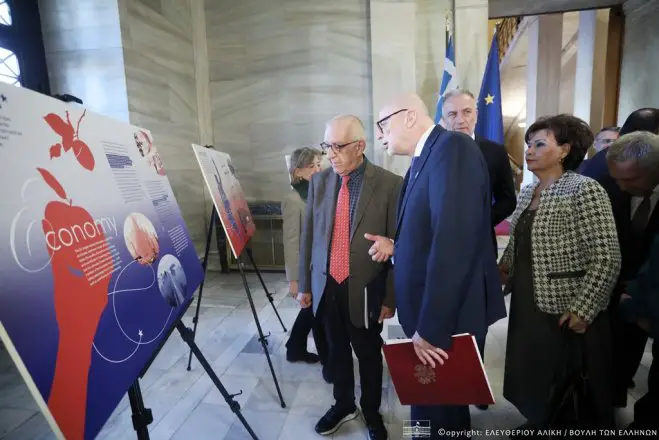 Unser Foto (© Pressestelle des Parlaments) zeigt Parlamentspräsident Nikitas Kaklamanis während der Eröffnung der Fotoausstellung „Europe we share“.