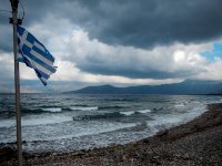 Wolken und ein Sonnenfenster an einem Strand der Peloponnes (© Eurokinissi/Archiv)