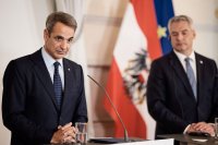 Unser Foto (© Eurokinissi) zeigt Premierminister Mitsotakis bei einem Treffen mit dem österreichischen Bundeskanzler Nehammer.