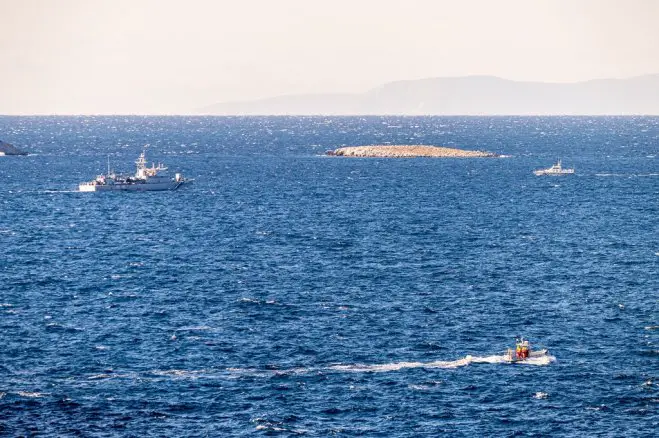 Unser Foto (© Eurokinissi) entstand am Montag (25.11.) während der Suchaktion nach Überlebenden vor der Insel Samos.