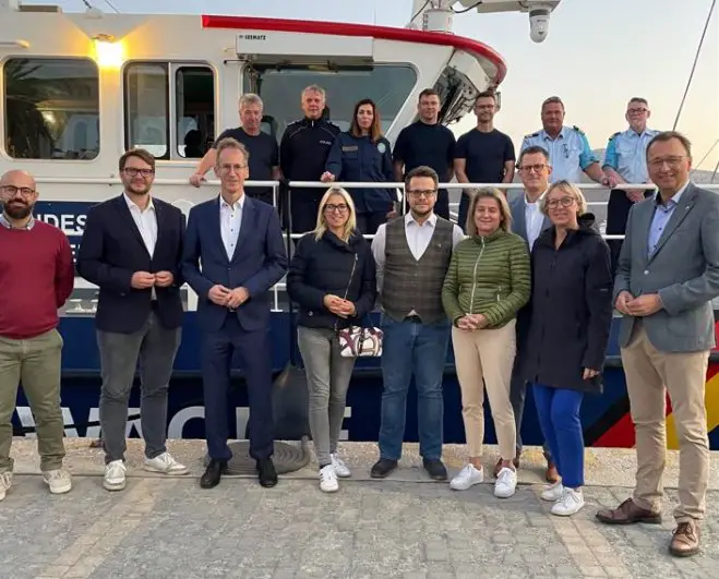 Unser Foto zeigt die Delegation des Deutschen Bundestages unter Leitung von MdB Josef Oster (rechts). Im Hintergrund eine Einheit der deutschen Bundespolizei. 