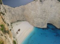 Foto (© Eurokinissi): Zakynthos - Ein Wrack avancierte zur Sehenswürdigkeit.