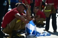 Unsere Fotos (© Eurokinissi) entstanden am Freitag (1.11.) im Rahmen einer Kundgebung von saisonal angestellten Feuerwehrleuten.