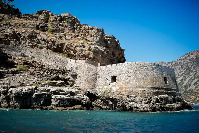 Unser Foto (© Eurokinissi) zeigt die kleine Insel Spinalonga im Nordosten Kretas