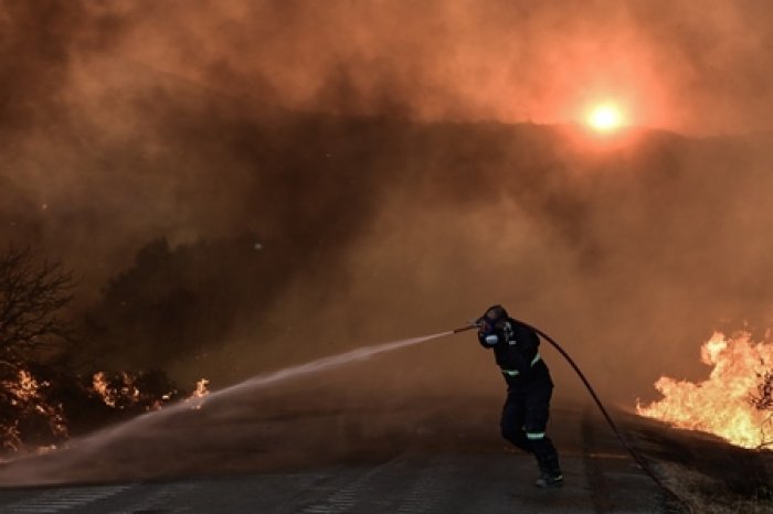 Unser Foto (© Eurokinissi) zeigt Feuerwehrleute in Aktion beim Brand auf Euböa.