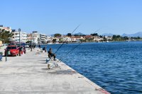 Unser Foto (© Eurokinissi) zeigt die Strandpromenade von Preveza in Westgriechenland, wo heute mit 36° C die höchsten Temperaturen erreicht werden. 