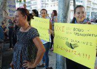 Unser Foto (© Eurokinissi) entstand während einer Demonstration von Elternverbänden gegen die Nutzung von Mundnasenschutz in Heraklion auf Kreta. Auf dem Transparent steht: „Nein zu Angst und Terrorismus. Wahl (επιλογή) bedeutet Freiheit.“ 