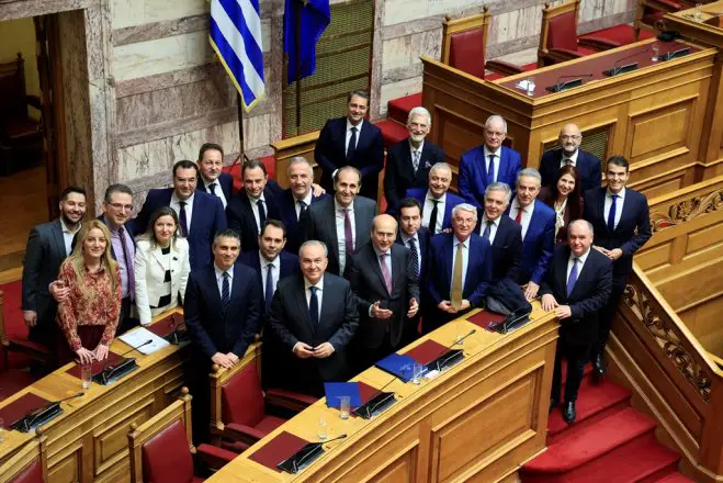 Unsere Fotos (© Eurokinissi) entstanden am Sonntag (15.12.) im griechischen Parlament.