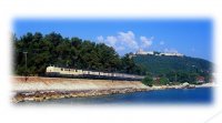 Foto (© marklin.gr): Der Akropolis-Express tuckert unterhalb der Burg von Platamonas südlich der Stadt Katerini vorbei. 