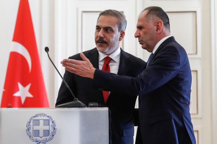 Unsere Fotos (© Eurokinissi) entstanden am Freitag (8.11.) während eines Treffens zwischen Außenminister Jorgos Gerapetritis (r.) und seinem türkischen Amtskollegen Hakan Fidan.