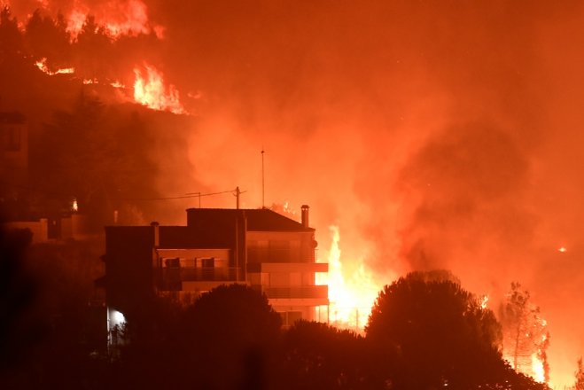 Unser Foto (© Eurokinissi) entstand Mitte August während des Waldbrandes im Nord-Osten Attikas.