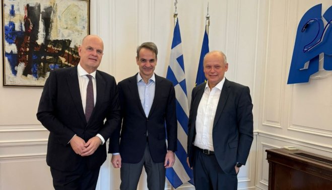 Regierungschef Kyriakos Mitsotakis (Bildmitte) mit dem CEO der TUI Group . Sebastian Ebel (r.) und Thomas Ellerbeck (l.), Mitglied des TUI Group Executive Committee (Foto: tui)