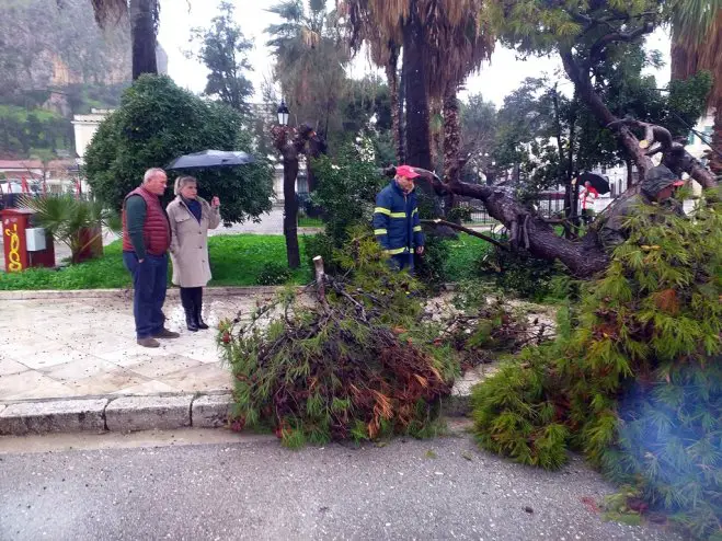 Unser Foto (© Eurokinissi) entstand am Dienstag (14.1.) nach dem Unwetter in Nafplion auf der Peloponnes.