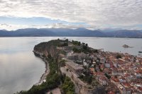 Heiter bis wolkig über Nafplio – einst Hauptstadt Griechenlands – ruht auf einer felsigen Landzunge am Argolischen Golf. (Foto © Rebecca Hürter)