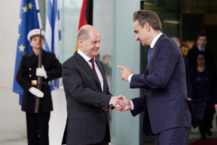  Unser Archivfoto (© Eurokinissi) entstand während eines früheren Treffens zwischen Premierminister Kyriakos Mitsotakis (r.) und des deutschen Bundeskanzlers Olaf Scholz.