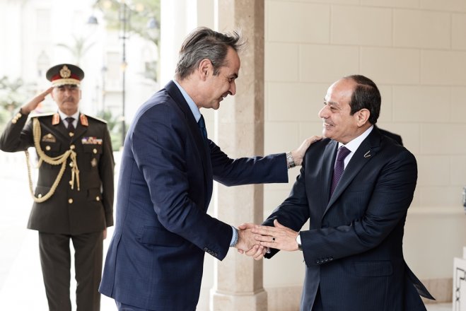 Unser Archivfoto (© Eurokinissi) entstand während eines früheren Besuches von Premierminister Kyriakos Mitotakis in Kairo.