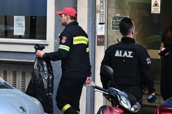 Unser Foto (© Eurokinissi) entstand im Athener Stadtteil Ampelokipi, wo am 31. Oktober ein selbstgebastelter Sprengsatz explodiert ist.