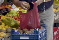 Unser Archivfoto (© Eurokinissi) entstand beim Einkauf von Kiwi auf einem Wochenmarkt in Trikala.