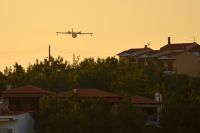 Unser Archivfoto (© Eurokinissi) zeigt ein Löschflugzeug des Typs Canadair. Dieses ist 2015 während eines Großbrandes bei Ouranoupolis, ebenfalls auf der Chalkidiki, im Einsatz gewesen.