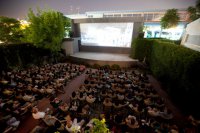 Das Foto (© Eurokinissi) zeigt ein Open Air-Kino in Lárisa, Thessalien.